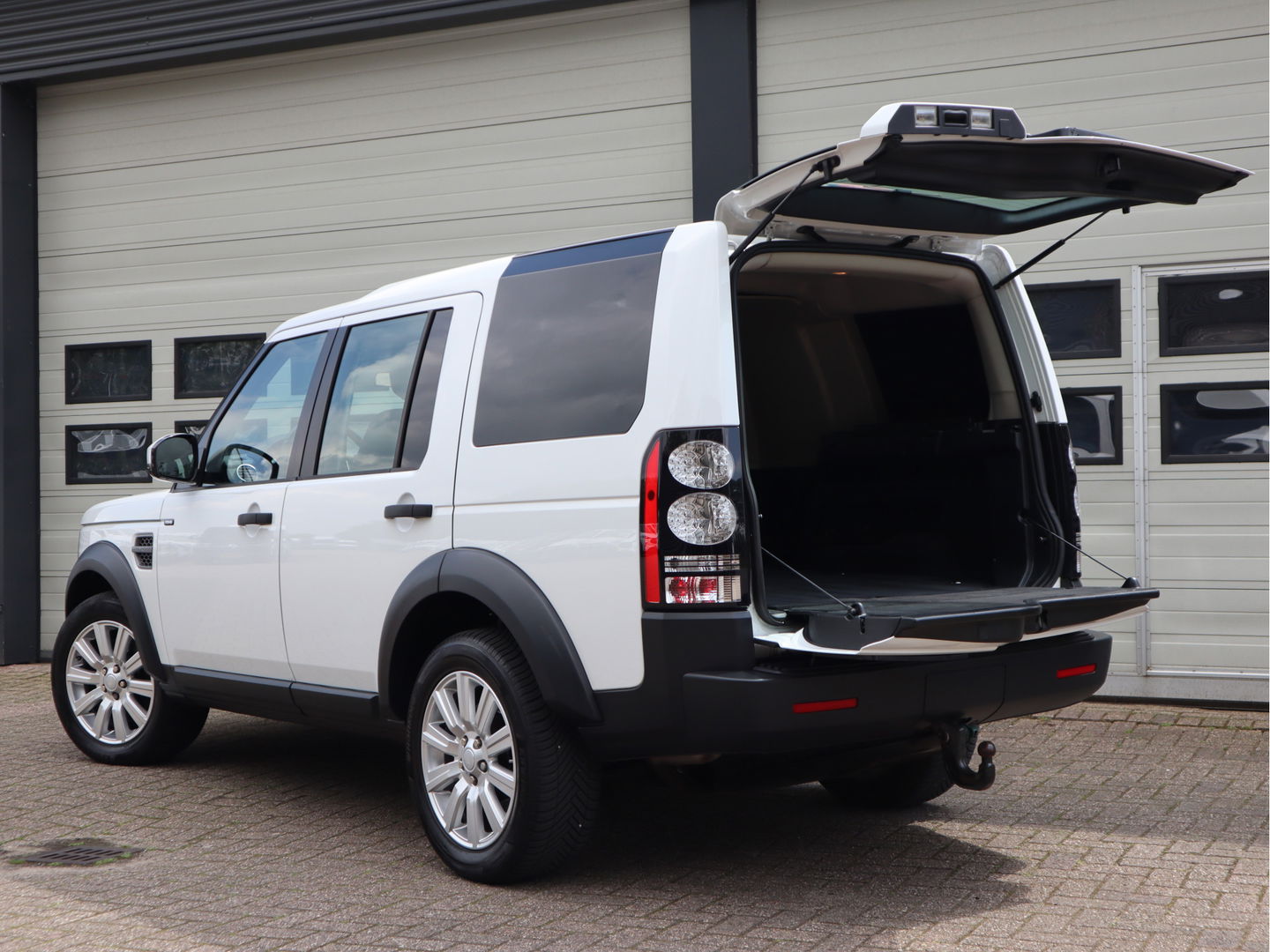 Land Rover Discovery 3.0 TD V6 Euro 6 - Grijs Kenteken - Cruise Controle - 3,5t KG Trekhaak