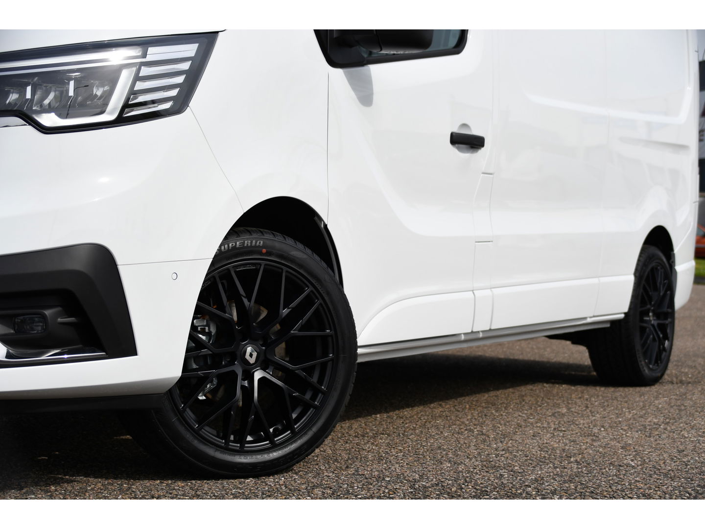 Renault Trafic 2.0 dCi 130 T30 L2H1 Luxe Black & White Edition Camera, Cruise, Carplay, LED, Clima, Multimedia, Trekhaak,