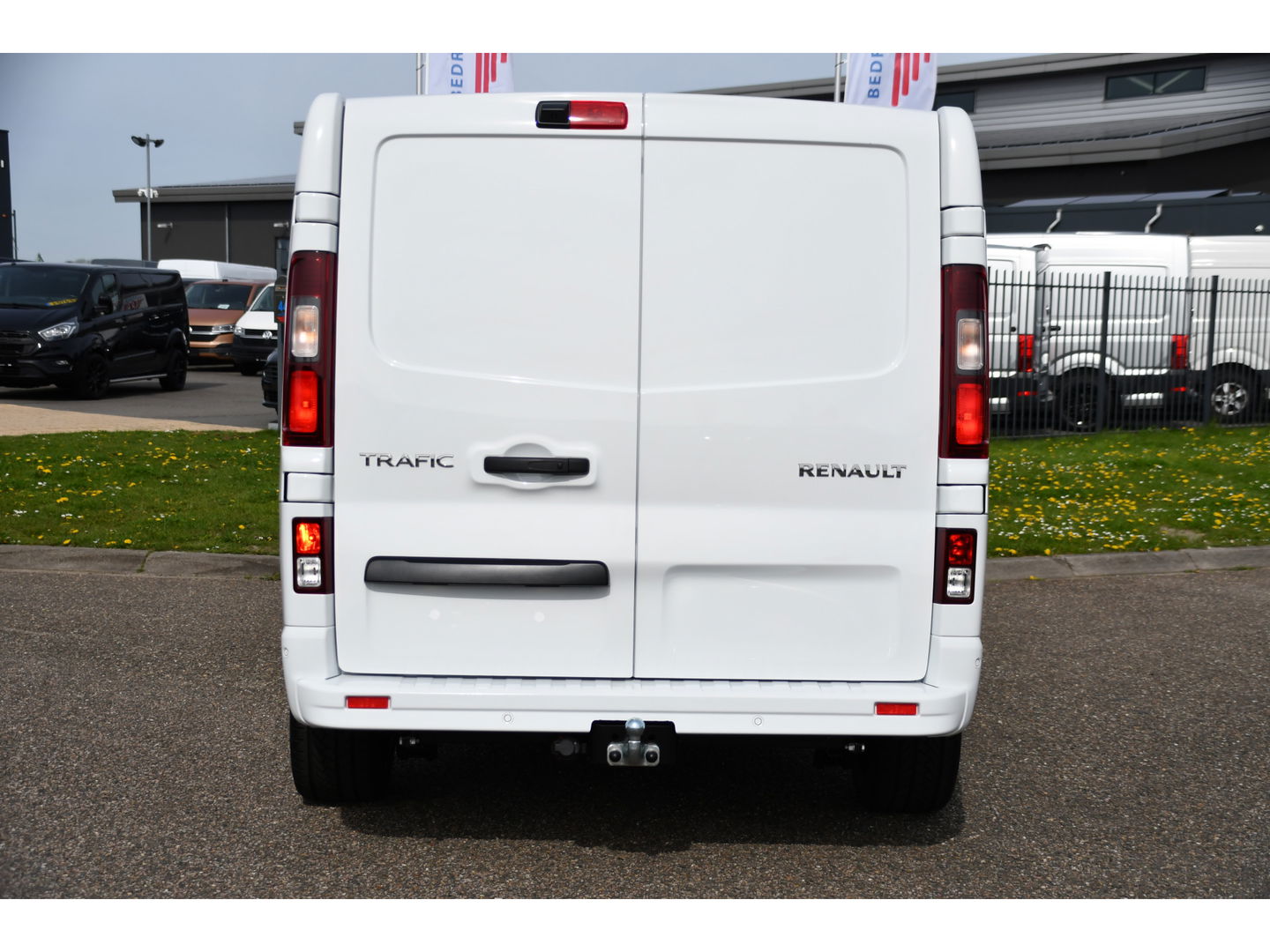 Renault Trafic 2.0 dCi 130 T30 L2H1 Luxe Black & White Edition Camera, Cruise, Carplay, LED, Clima, Multimedia, Trekhaak,