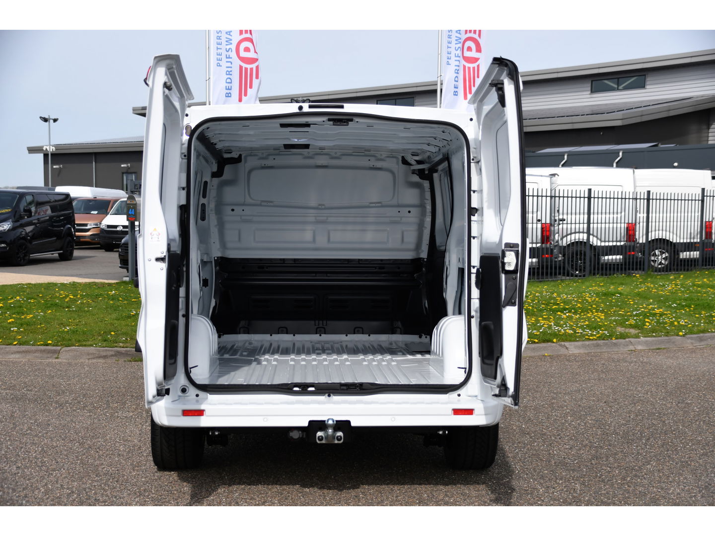 Renault Trafic 2.0 dCi 130 T30 L2H1 Luxe Black & White Edition Camera, Cruise, Carplay, LED, Clima, Multimedia, Trekhaak,