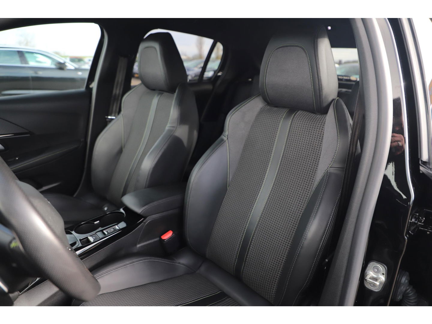 Peugeot 208 1.2 PureTech GT-Line Automaat Half Leder Virtual Cockpit Navigatie Camera Clima Carplay Android Bluetooth 17 inch LMV LED