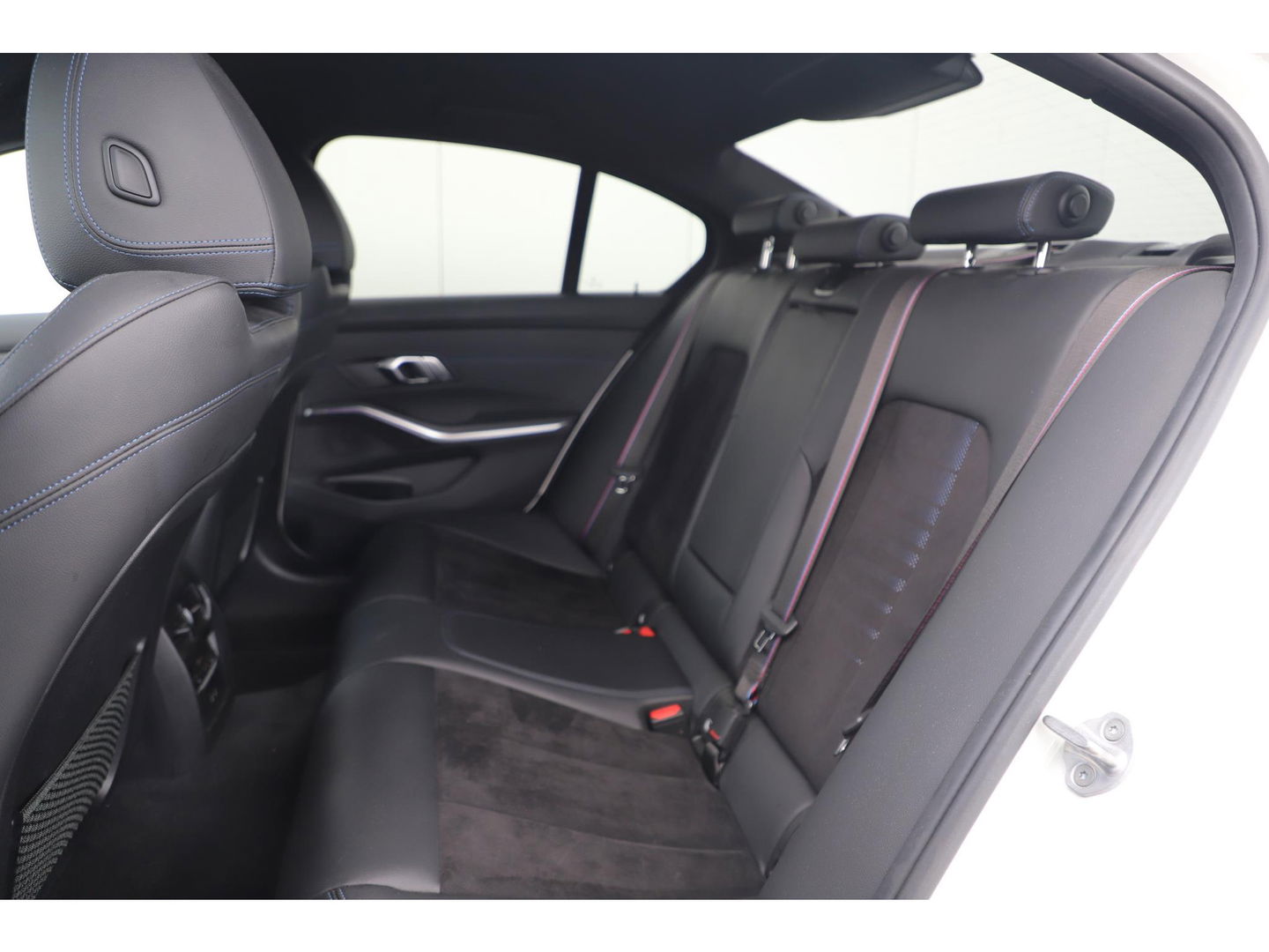 BMW 3 Serie 318i Executive Edition M Sport Automaat Black Optic Full LED Head Up Display Digital Cockpit Half Leder Sportstoelen Navigatie Carplay Bluetooth 19 inch M Velgen