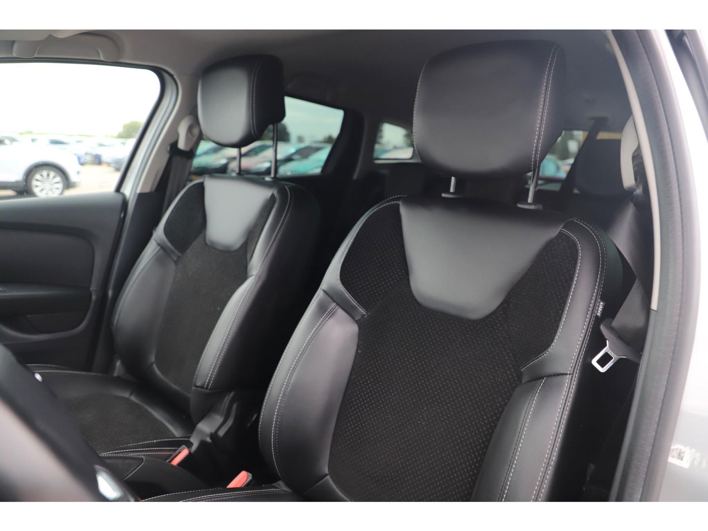 Renault Clio Estate 0.9 TCe Intens Trekhaak Keyless Navigatie Clima Cruise Achteruitrijcamera PDC Bluetooth Full LED