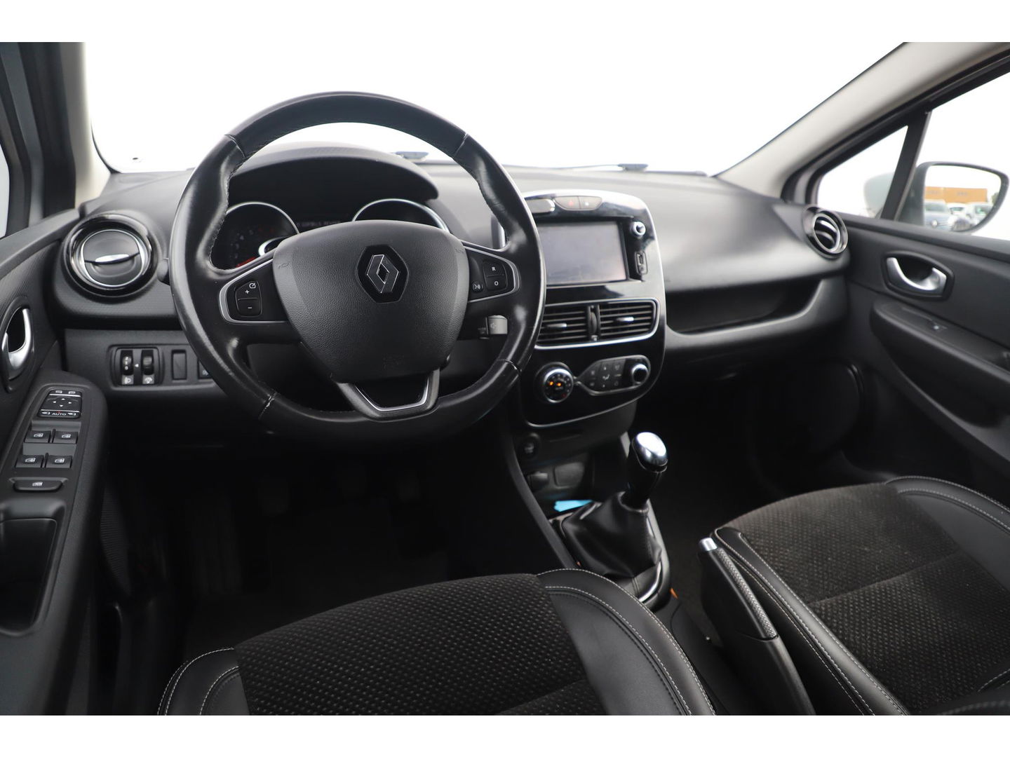 Renault Clio Estate 0.9 TCe Intens Trekhaak Keyless Navigatie Clima Cruise Achteruitrijcamera PDC Bluetooth Full LED