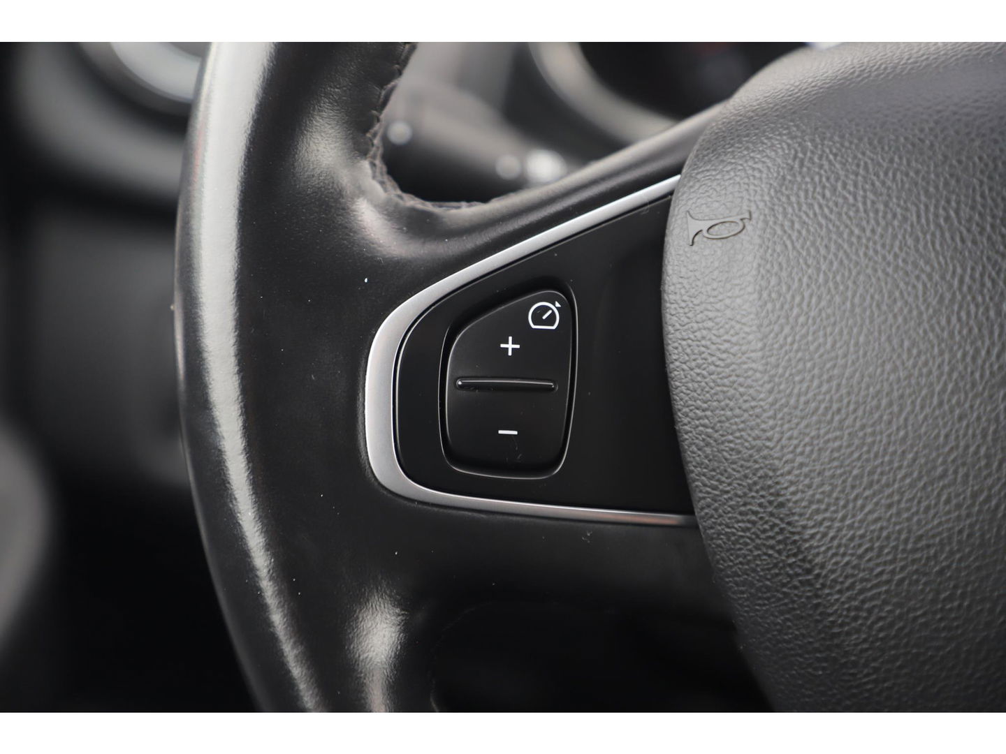 Renault Clio Estate 0.9 TCe Intens Trekhaak Keyless Navigatie Clima Cruise Achteruitrijcamera PDC Bluetooth Full LED
