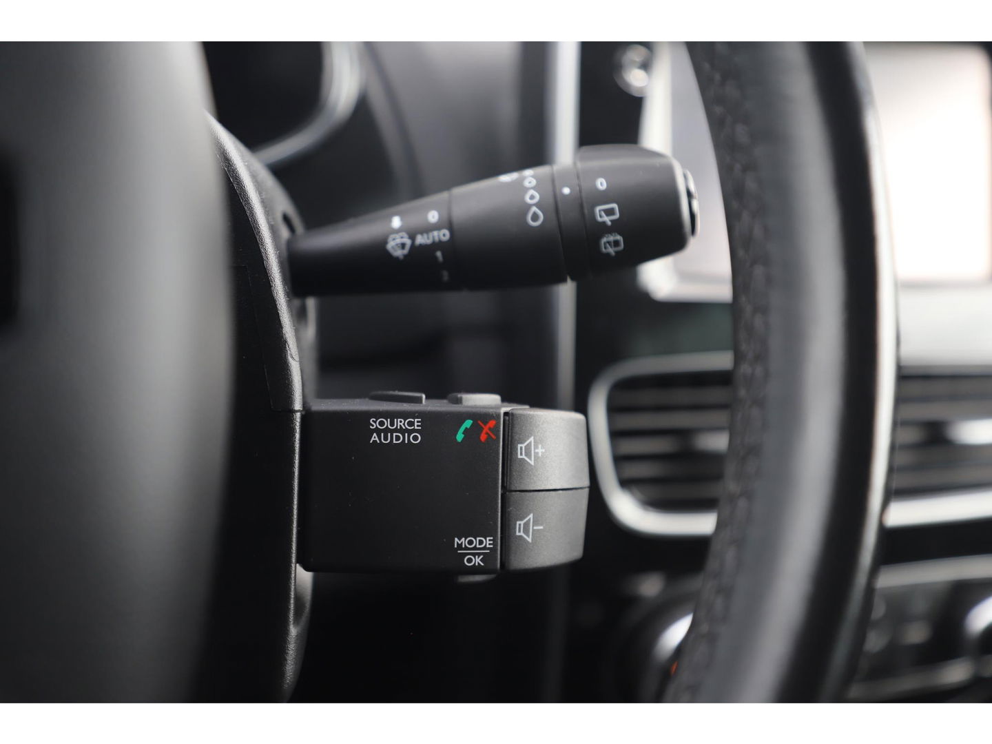 Renault Clio Estate 0.9 TCe Intens Trekhaak Keyless Navigatie Clima Cruise Achteruitrijcamera PDC Bluetooth Full LED