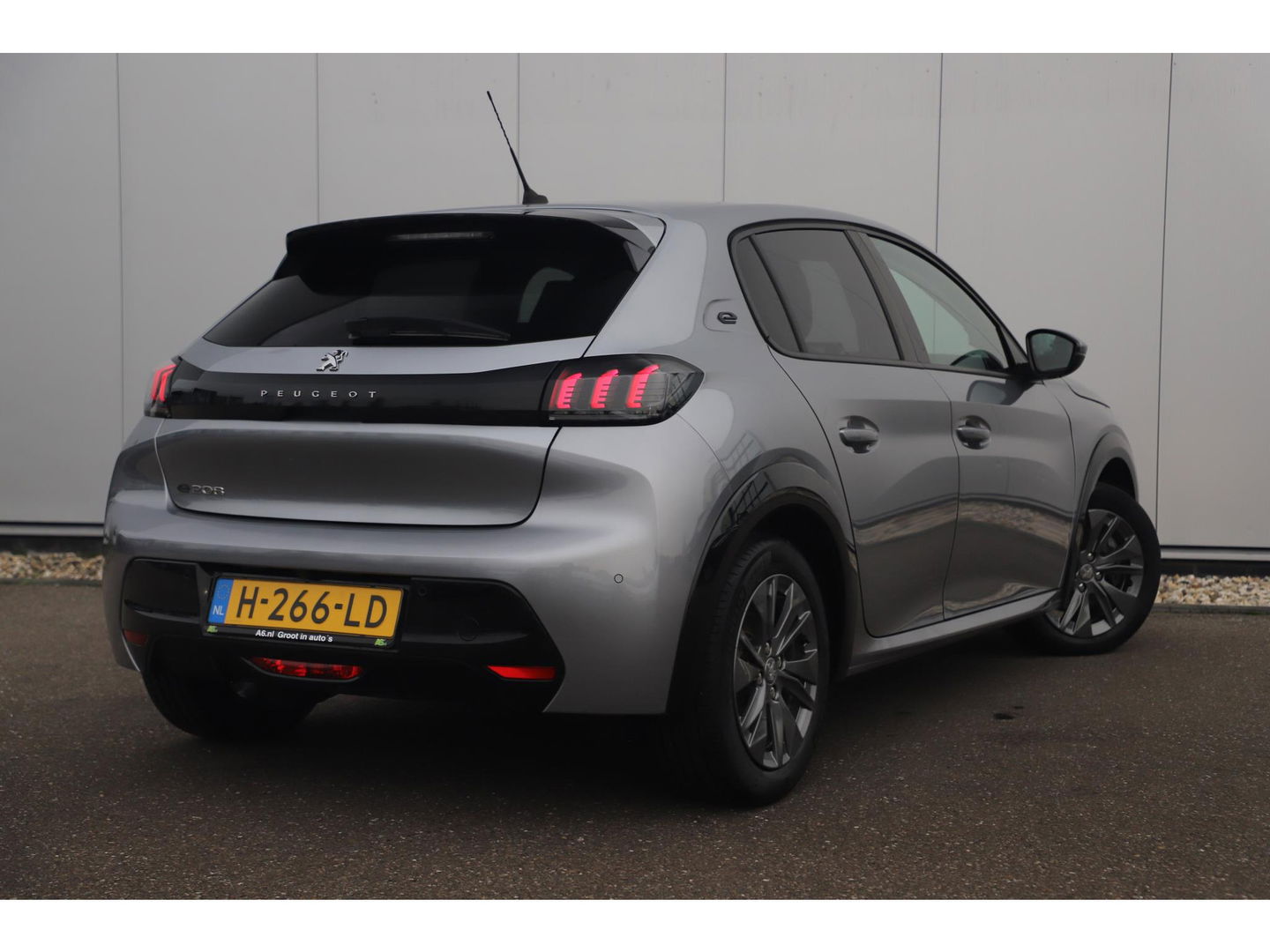 Peugeot e-208 EV Allure 50 kWh Automaat Half Leder Navigatie Camera Clima Cruise PDC LMV Carplay Android Bluetooth