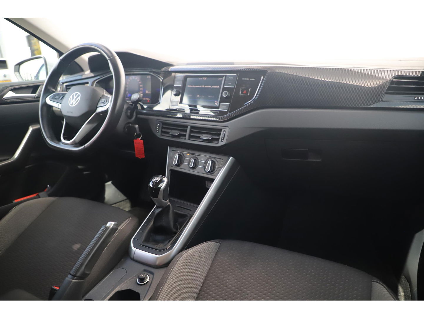 Volkswagen Polo 1.0 TSI Life 95PK NAP NIEUWSTE MODEL! Virtual Cockpit 15 inch LMV Radio Carplay Android Bluetooth Navigatie Achteruitrijcamera Adaptive Cruise LED