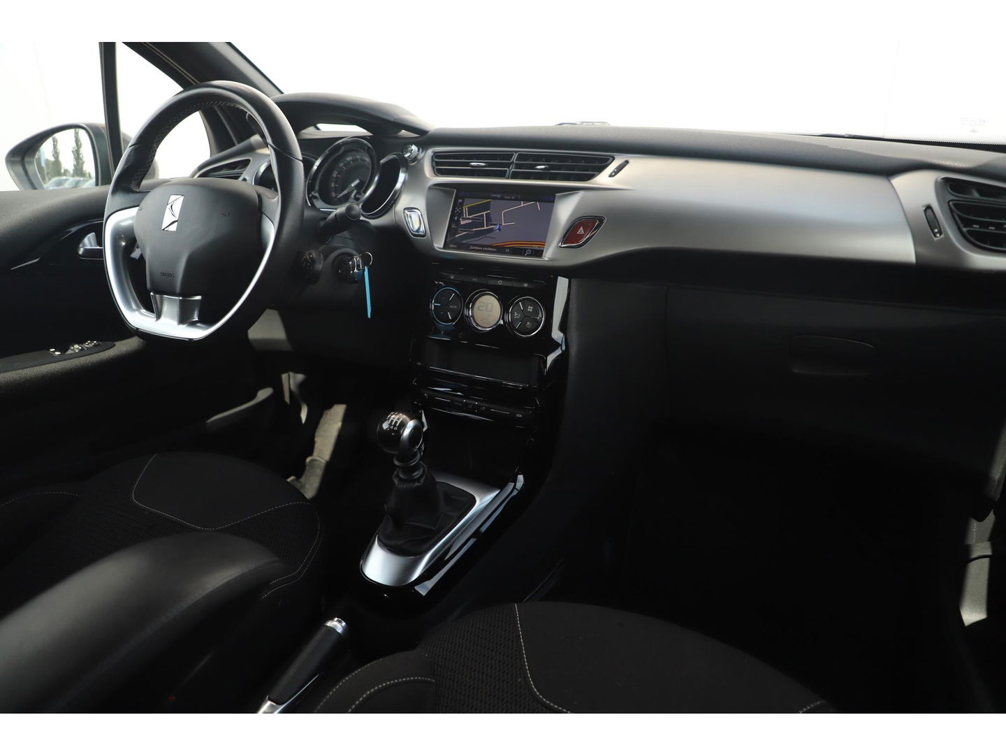 DS DS 3 1.2 PureTech Business 130PK Navigatie Bluetooth Clima Cruise PDC Carplay Android Auto Two Tone Parelmoer Wit