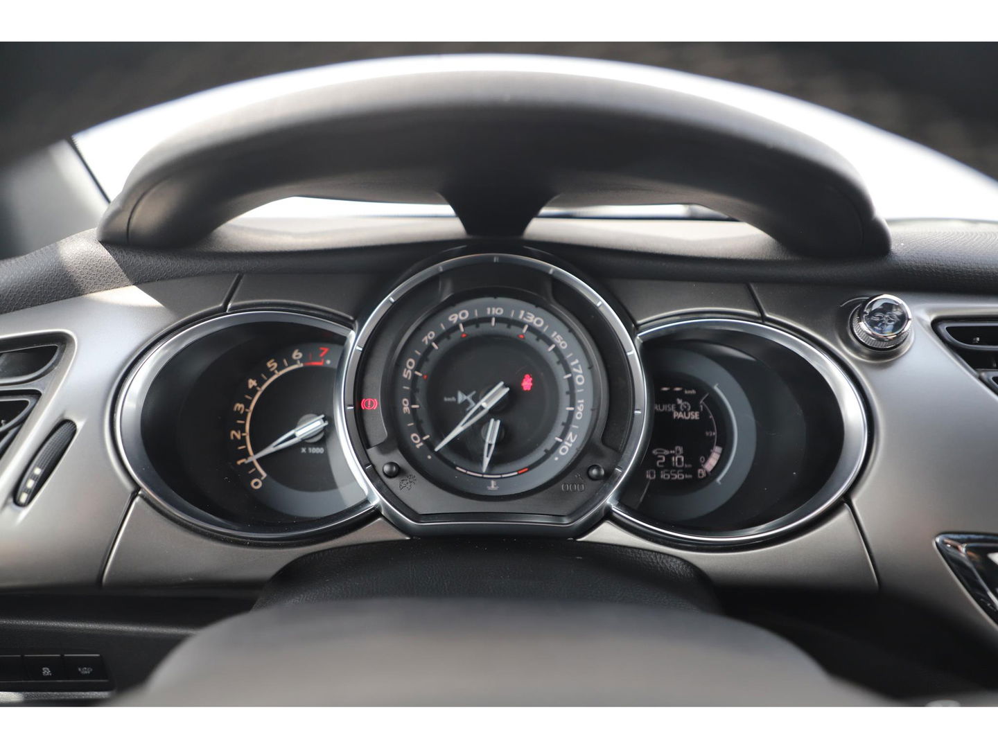 DS DS 3 1.2 PureTech Business 130PK Navigatie Bluetooth Clima Cruise PDC Carplay Android Auto Two Tone Parelmoer Wit