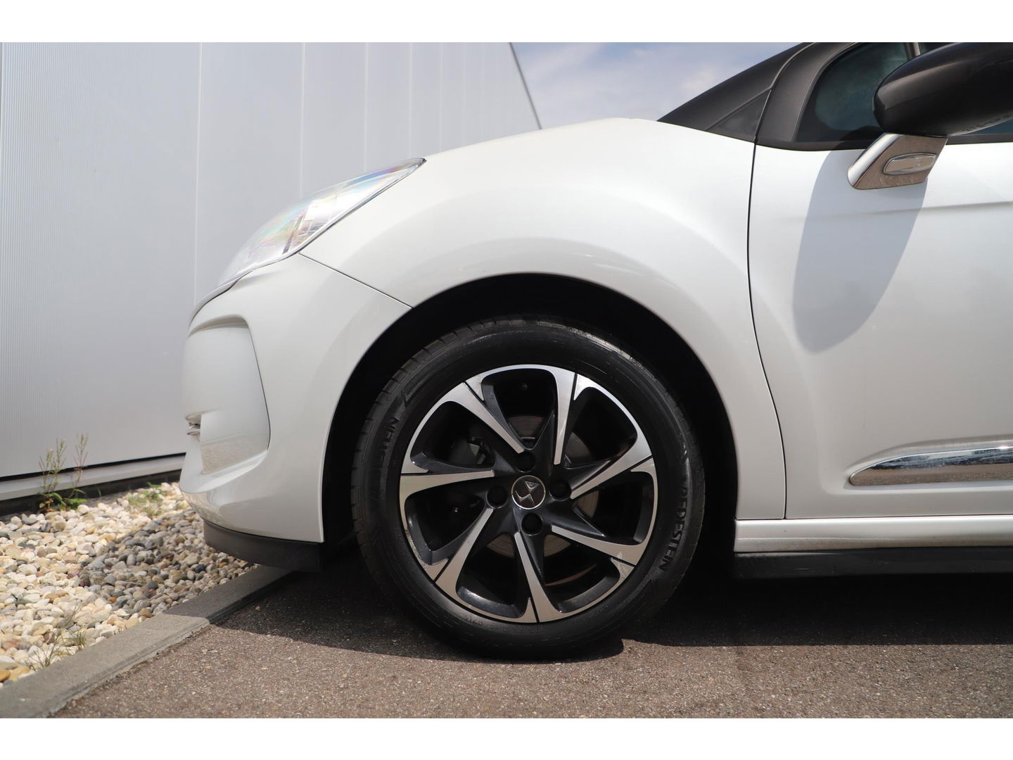 DS DS 3 1.2 PureTech Business 130PK Navigatie Bluetooth Clima Cruise PDC Carplay Android Auto Two Tone Parelmoer Wit