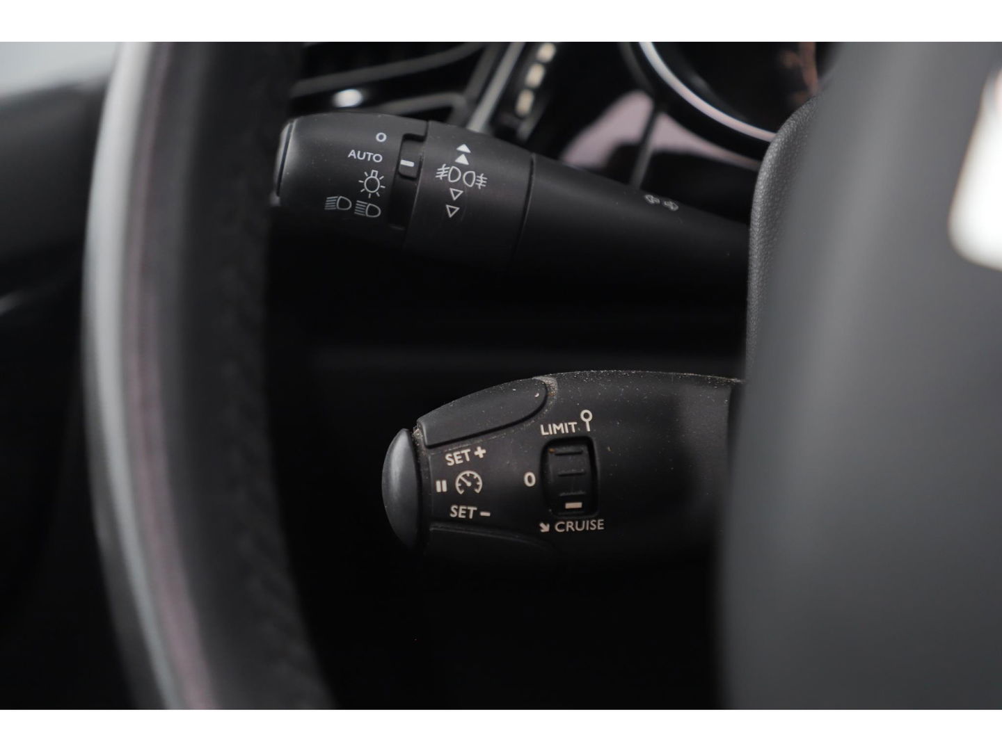 Citroƫn DS3 Cabrio 1.2 VTi So Chic Stoelverwarming Radio Clima Cruise PDC LMV Schuifdak
