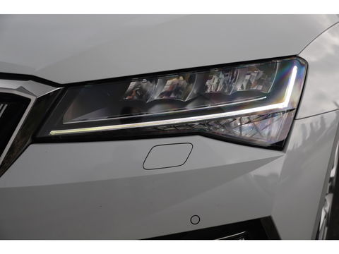 Škoda Superb Combi 1.4 TSI iV Business Edition Plus Trekhaak Virtual Display Memory Stoelen Navi Clima Camera ACC Lane Assist Hybrid Keyless Sfeerverlichting LED Stoelverwarming