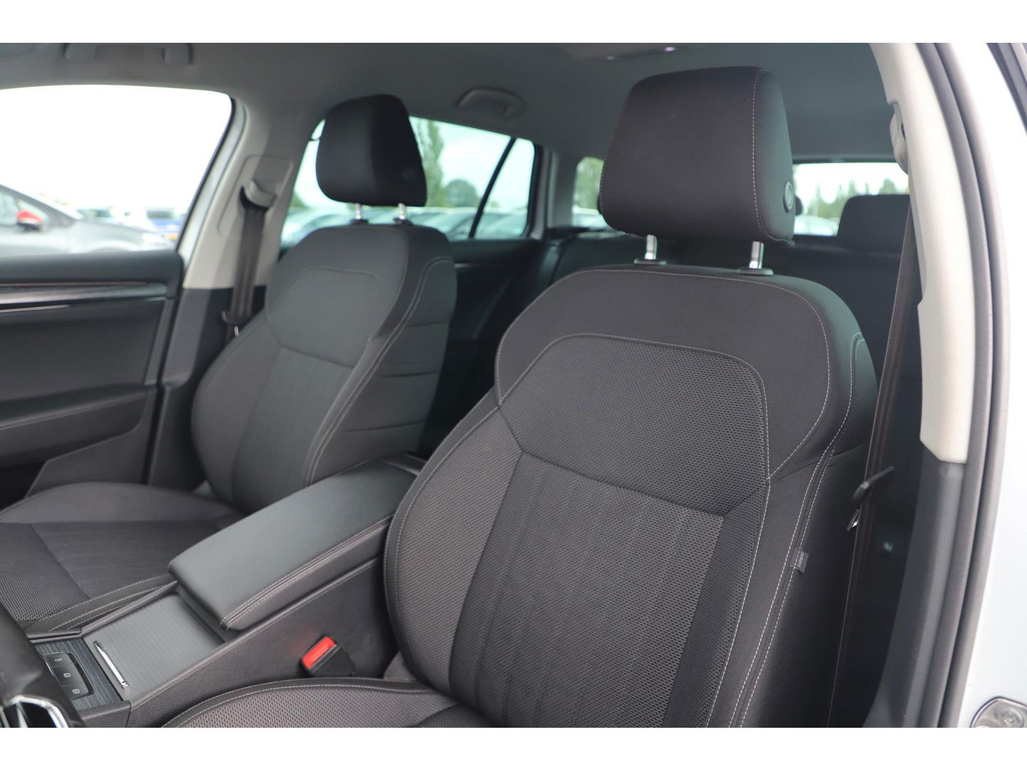 Škoda Superb Combi 1.4 TSI iV Business Edition Plus Trekhaak Virtual Display Memory Stoelen Navi Clima Camera ACC Lane Assist Hybrid Keyless Sfeerverlichting LED Stoelverwarming