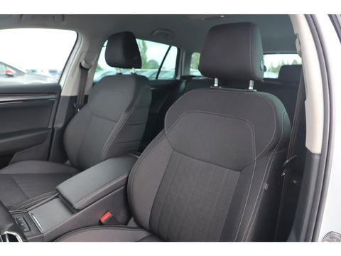 Škoda Superb Combi 1.4 TSI iV Business Edition Plus Trekhaak Virtual Display Memory Stoelen Navi Clima Camera ACC Lane Assist Hybrid Keyless Sfeerverlichting LED Stoelverwarming