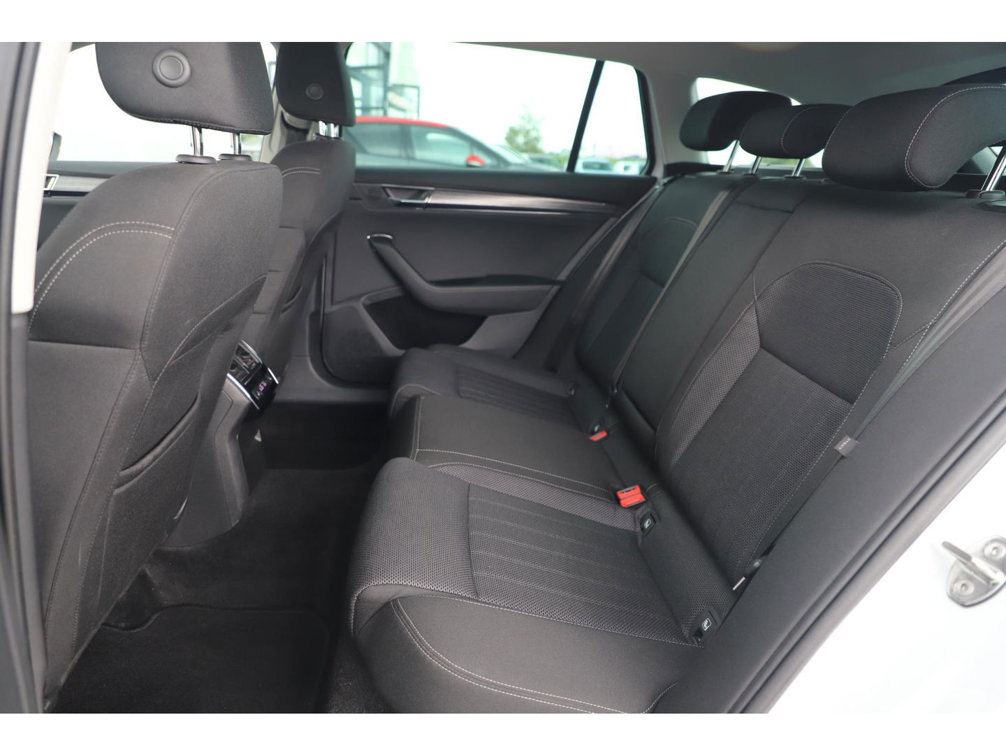 Škoda Superb Combi 1.4 TSI iV Business Edition Plus Trekhaak Virtual Display Memory Stoelen Navi Clima Camera ACC Lane Assist Hybrid Keyless Sfeerverlichting LED Stoelverwarming
