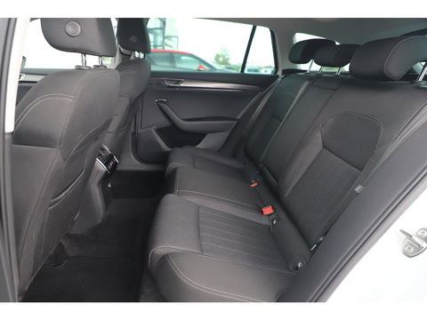 Škoda Superb Combi 1.4 TSI iV Business Edition Plus Trekhaak Virtual Display Memory Stoelen Navi Clima Camera ACC Lane Assist Hybrid Keyless Sfeerverlichting LED Stoelverwarming