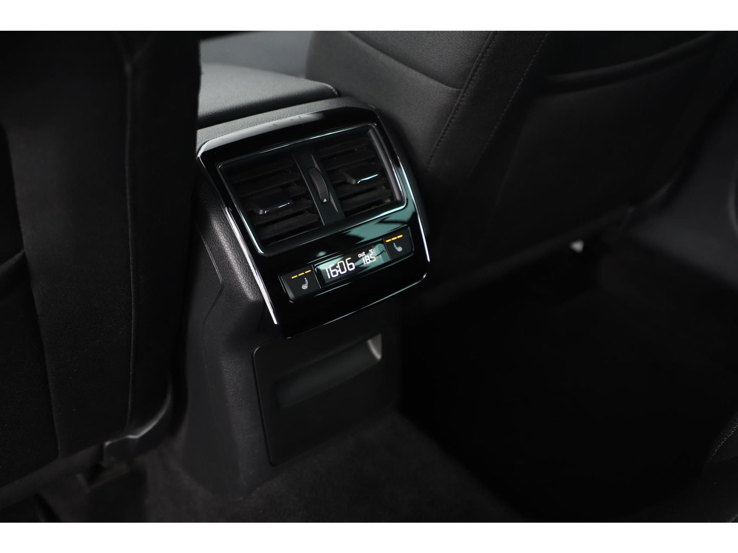 Škoda Superb Combi 1.4 TSI iV Business Edition Plus Trekhaak Virtual Display Memory Stoelen Navi Clima Camera ACC Lane Assist Hybrid Keyless Sfeerverlichting LED Stoelverwarming