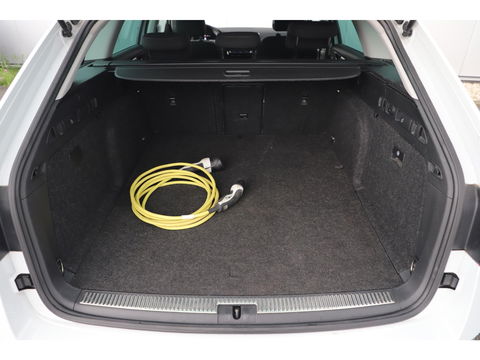 Škoda Superb Combi 1.4 TSI iV Business Edition Plus Trekhaak Virtual Display Memory Stoelen Navi Clima Camera ACC Lane Assist Hybrid Keyless Sfeerverlichting LED Stoelverwarming