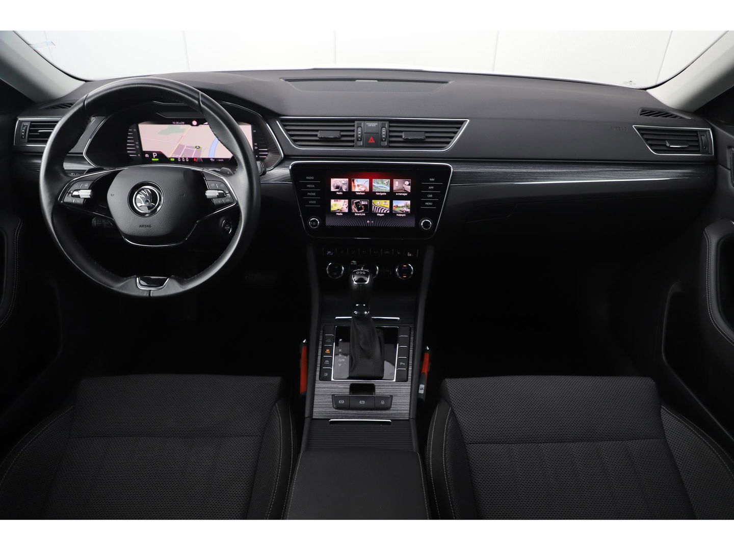 Škoda Superb Combi 1.4 TSI iV Business Edition Plus Trekhaak Virtual Display Memory Stoelen Navi Clima Camera ACC Lane Assist Hybrid Keyless Sfeerverlichting LED Stoelverwarming