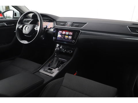Škoda Superb Combi 1.4 TSI iV Business Edition Plus Trekhaak Virtual Display Memory Stoelen Navi Clima Camera ACC Lane Assist Hybrid Keyless Sfeerverlichting LED Stoelverwarming