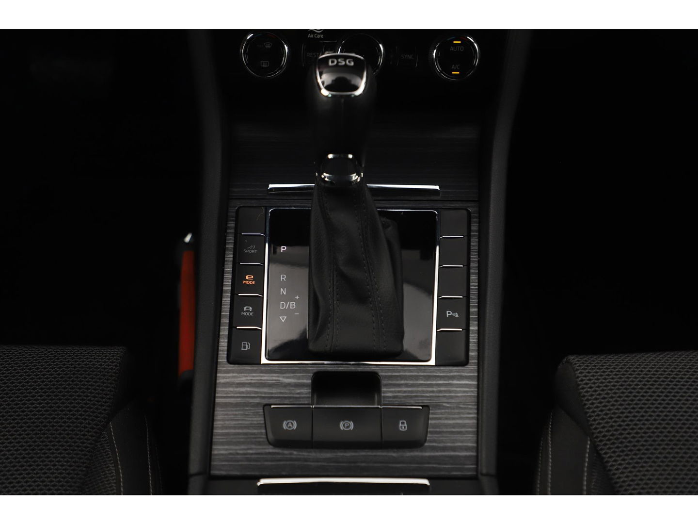 Škoda Superb Combi 1.4 TSI iV Business Edition Plus Trekhaak Virtual Display Memory Stoelen Navi Clima Camera ACC Lane Assist Hybrid Keyless Sfeerverlichting LED Stoelverwarming