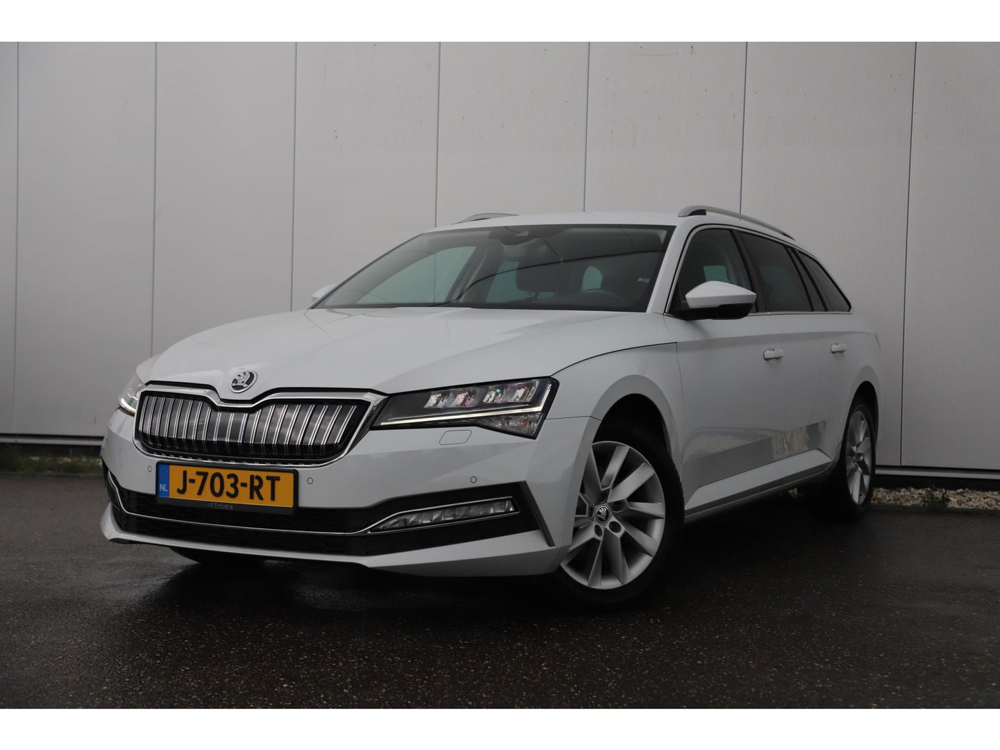 Škoda Superb Combi 1.4 TSI iV Business Edition Plus Trekhaak Virtual Display Memory Stoelen Navi Clima Camera ACC Lane Assist Hybrid Keyless Sfeerverlichting LED Stoelverwarming