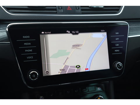 Škoda Superb Combi 1.4 TSI iV Business Edition Plus Trekhaak Virtual Display Memory Stoelen Navi Clima Camera ACC Lane Assist Hybrid Keyless Sfeerverlichting LED Stoelverwarming