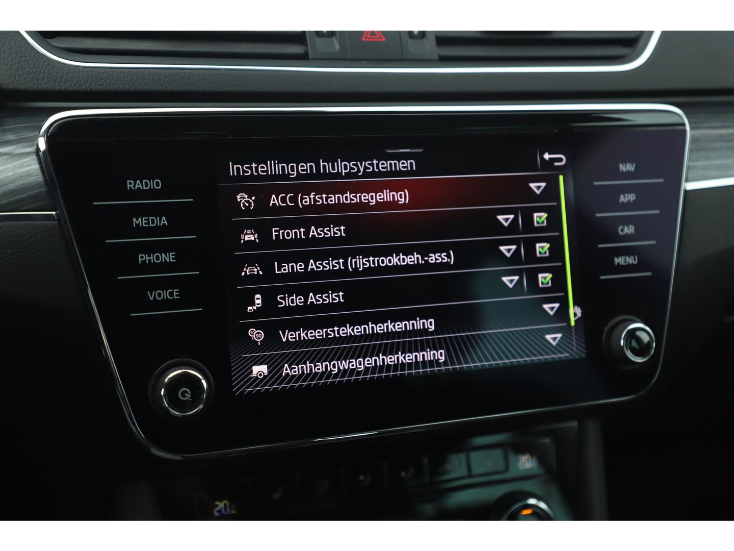 Škoda Superb Combi 1.4 TSI iV Business Edition Plus Trekhaak Virtual Display Memory Stoelen Navi Clima Camera ACC Lane Assist Hybrid Keyless Sfeerverlichting LED Stoelverwarming