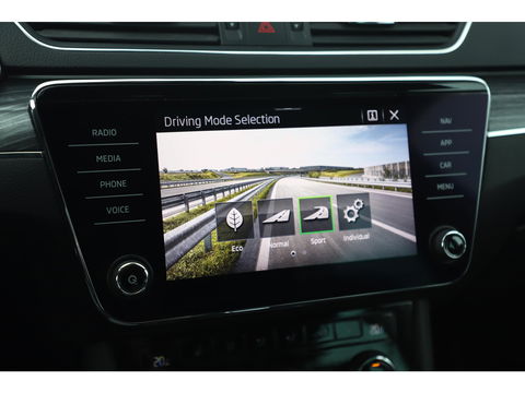 Škoda Superb Combi 1.4 TSI iV Business Edition Plus Trekhaak Virtual Display Memory Stoelen Navi Clima Camera ACC Lane Assist Hybrid Keyless Sfeerverlichting LED Stoelverwarming