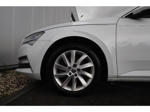 Škoda Superb Combi 1.4 TSI iV Business Edition Plus Trekhaak Virtual Display Memory Stoelen Navi Clima Camera ACC Lane Assist Hybrid Keyless Sfeerverlichting LED Stoelverwarming