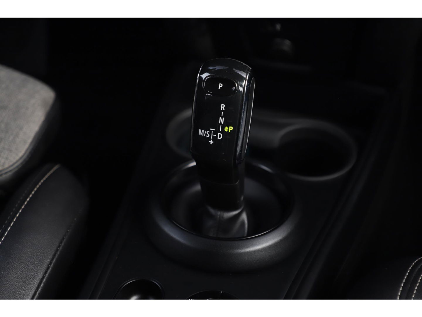 MINI Countryman 1.5 Cooper Business Edition 136PK Automaat Trekhaak Black Pack Half Leder Navigatie Clima Cruise PDC Carplay Full LED