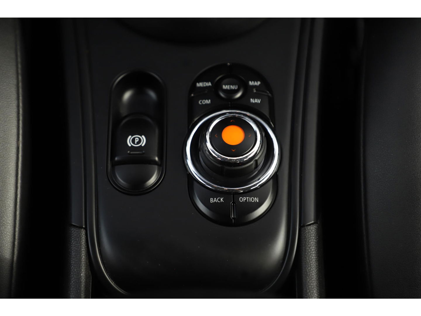 MINI Countryman 1.5 Cooper Business Edition 136PK Automaat Trekhaak Black Pack Half Leder Navigatie Clima Cruise PDC Carplay Full LED