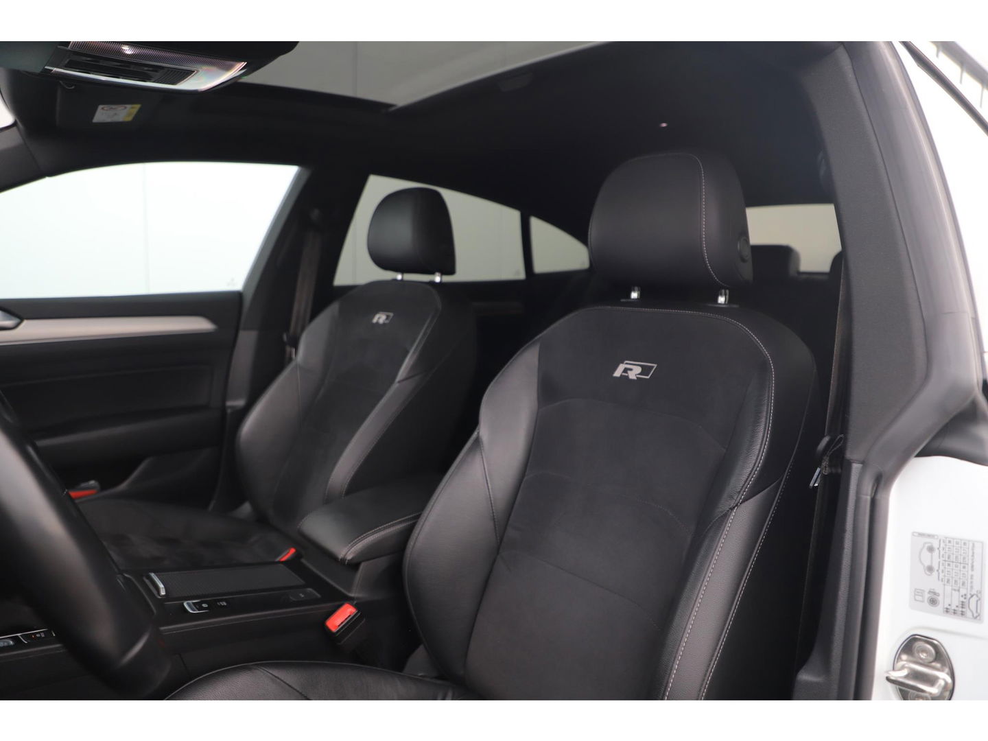 Volkswagen Arteon 1.5 TSI Business R 150PK DSG Automaat Virtual Panoramadak Keyless Navigatie Adaptive Cruise Lane Assist Full LED PDC Carplay Android Bluetooth Stoelverwarming