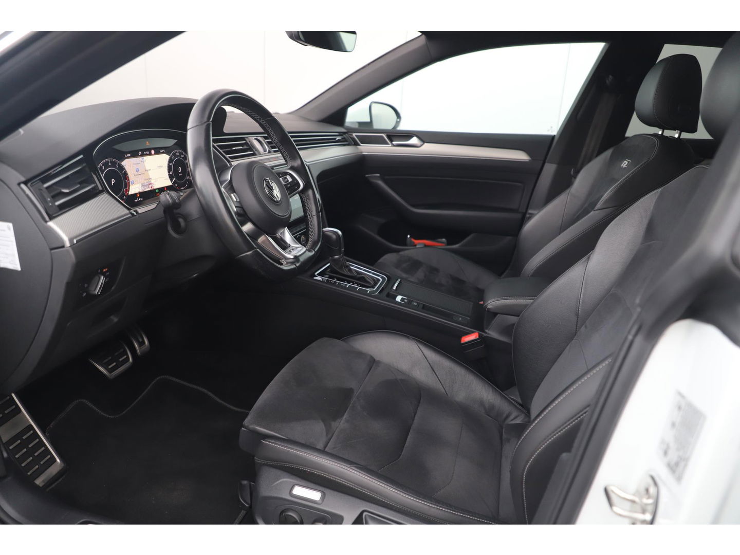 Volkswagen Arteon 1.5 TSI Business R 150PK DSG Automaat Virtual Panoramadak Keyless Navigatie Adaptive Cruise Lane Assist Full LED PDC Carplay Android Bluetooth Stoelverwarming