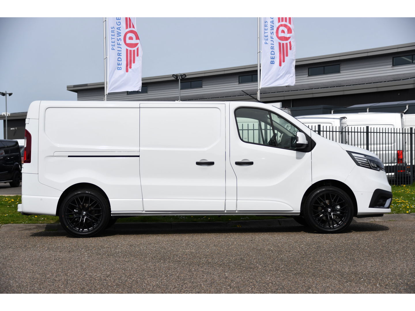 Renault Trafic 2.0 dCi 130 T30 L2H1 Luxe Black & White Edition Camera, Cruise, Carplay, LED, Clima, Multimedia, Trekhaak,