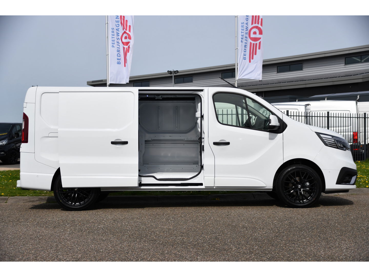 Renault Trafic 2.0 dCi 130 T30 L2H1 Luxe Black & White Edition Camera, Cruise, Carplay, LED, Clima, Multimedia, Trekhaak,