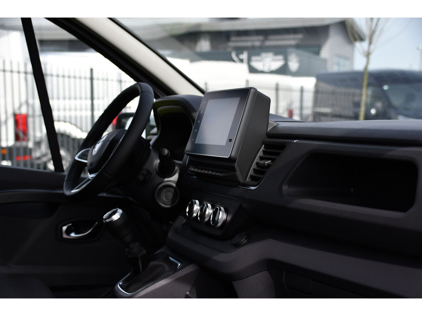 Renault Trafic 2.0 dCi 130 T30 L2H1 Luxe Black & White Edition Camera, Cruise, Carplay, LED, Clima, Multimedia, Trekhaak,