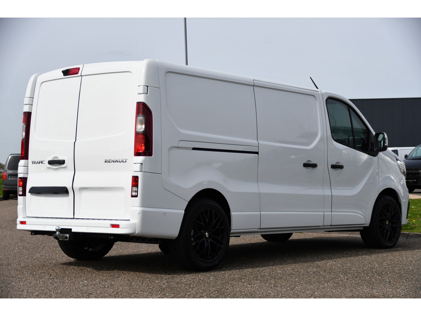 Renault Trafic 2.0 dCi 130 T30 L2H1 Luxe Black & White Edition Camera, Cruise, Carplay, LED, Clima, Multimedia, Trekhaak,