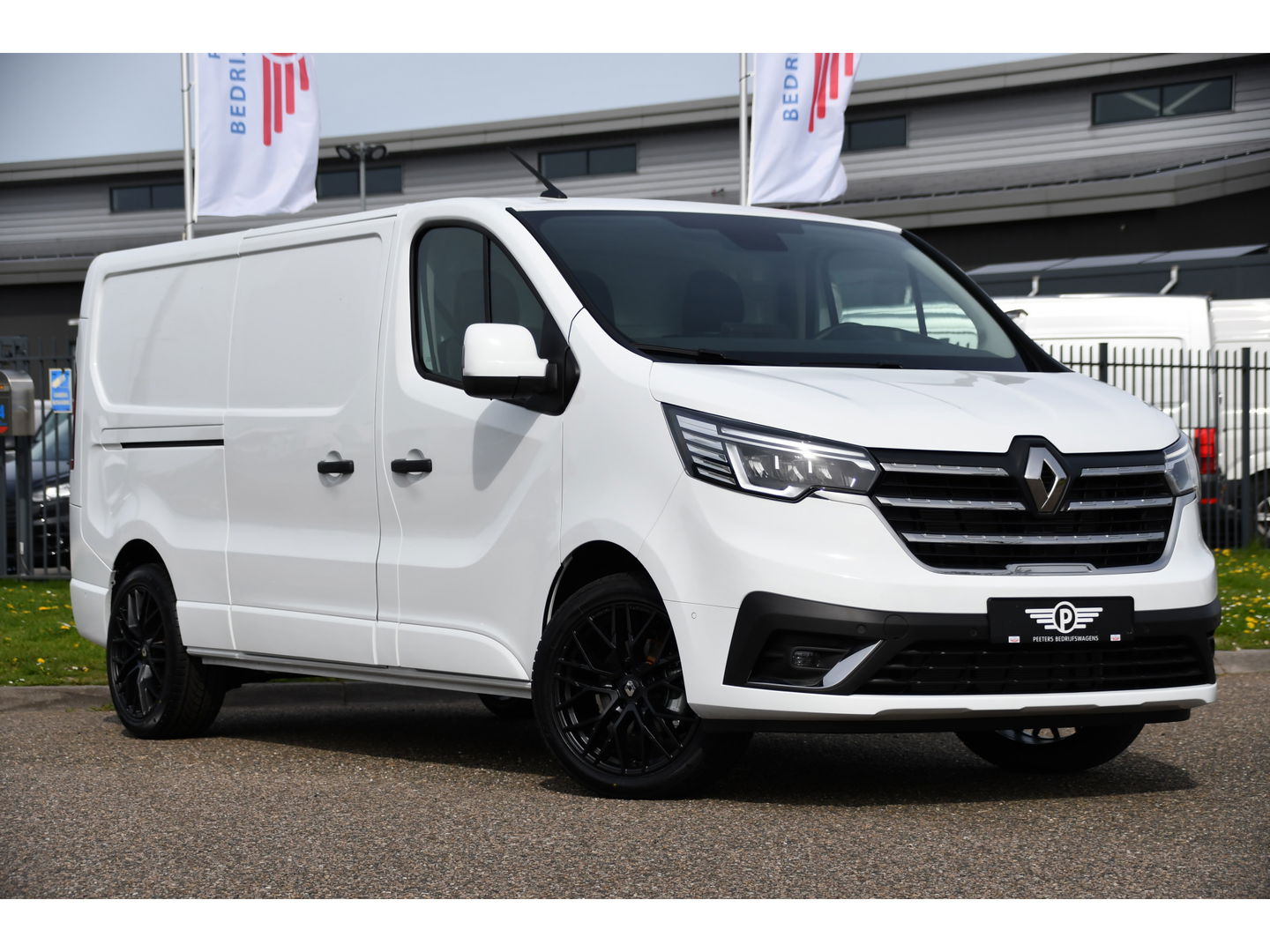 Renault Trafic 2.0 dCi 130 T30 L2H1 Luxe Black & White Edition Camera, Cruise, Carplay, LED, Clima, Multimedia, Trekhaak,