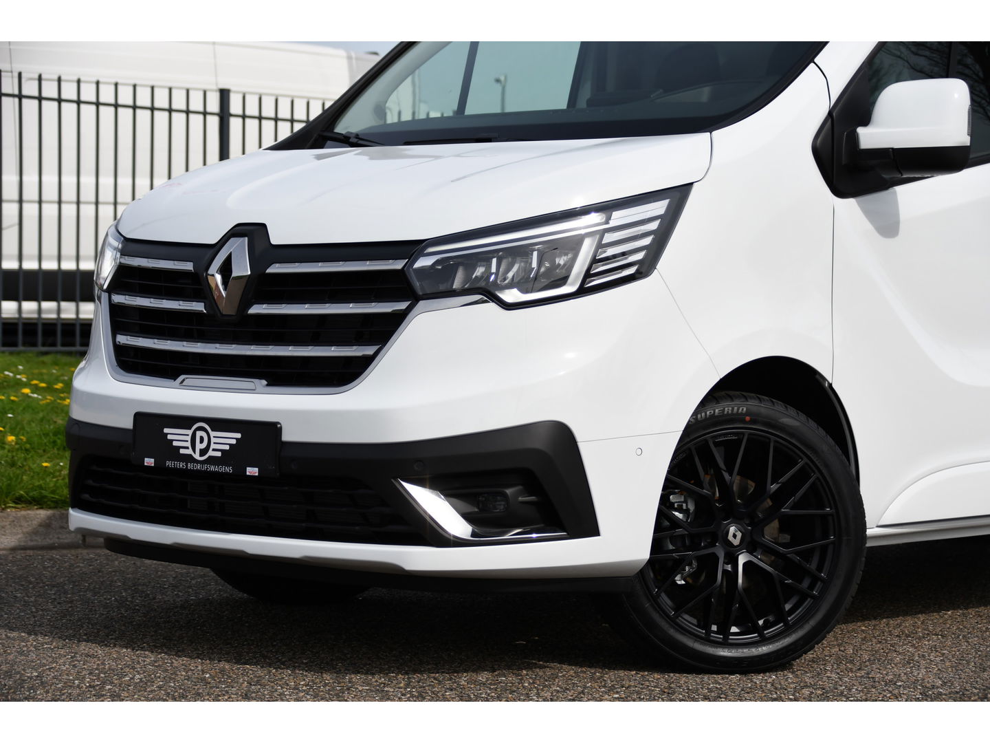 Renault Trafic 2.0 dCi 130 T30 L2H1 Luxe Black & White Edition Camera, Cruise, Carplay, LED, Clima, Multimedia, Trekhaak,