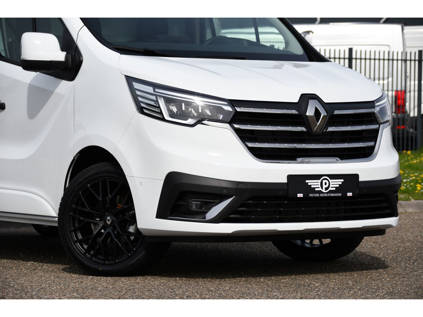 Renault Trafic 2.0 dCi 130 T30 L2H1 Luxe Black & White Edition Camera, Cruise, Carplay, LED, Clima, Multimedia, Trekhaak,
