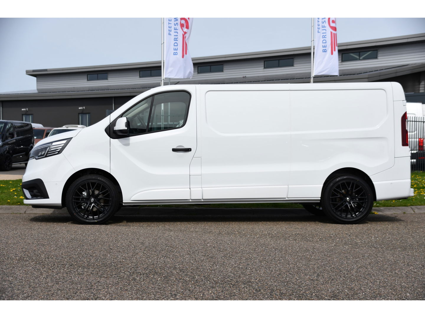 Renault Trafic 2.0 dCi 130 T30 L2H1 Luxe Black & White Edition Camera, Cruise, Carplay, LED, Clima, Multimedia, Trekhaak,