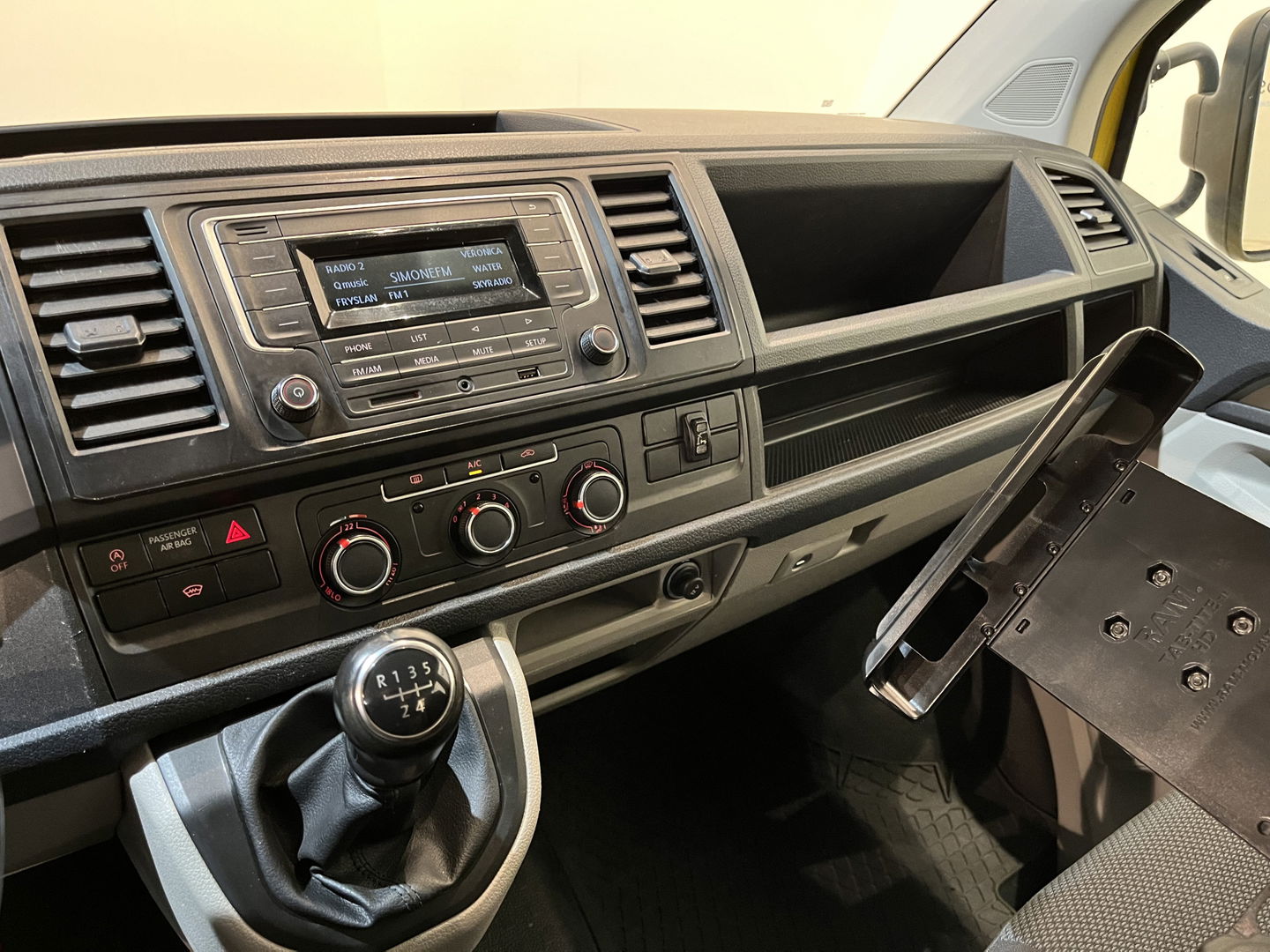 Volkswagen Transporter 2.0 TDI L2H1 Open Laadbak / Hiab T-CLX 009 Kraan / Euro 6 / 220V. / Aluca Kast / Airco / Cruise Control / Trekhaak