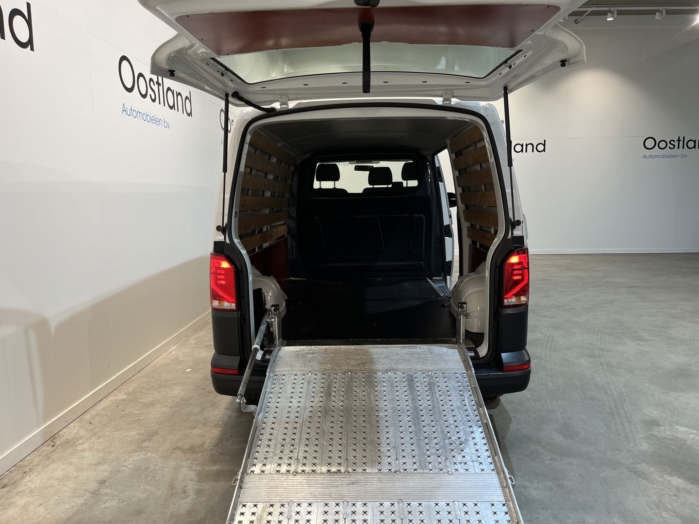 Volkswagen Transporter 2.0 TDI L2H1 / Euro 6 / Oprijplaat / Airco / Camera / Cruise Control / Trekhaak / Carplay / Navigatie / 3-Zits
