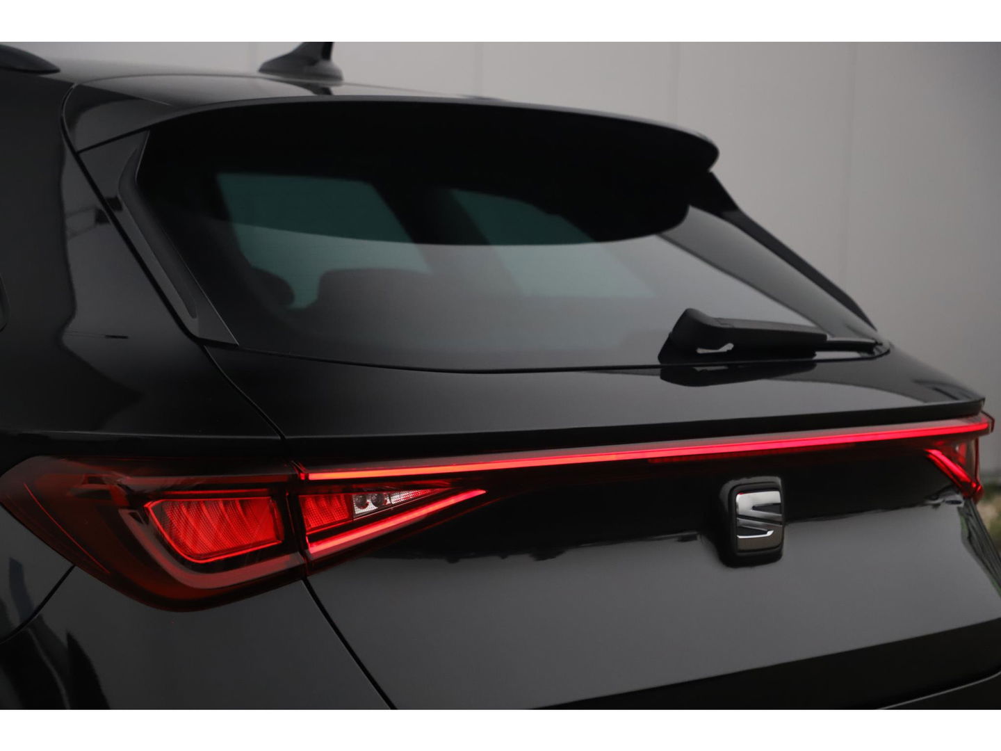 SEAT Leon Sportstourer 1.0 TSI Style Business Intense 110PK Trekhaak Virtual Cockpit LED Navigatie Clima Adaptive Cruise Camera Carplay Android