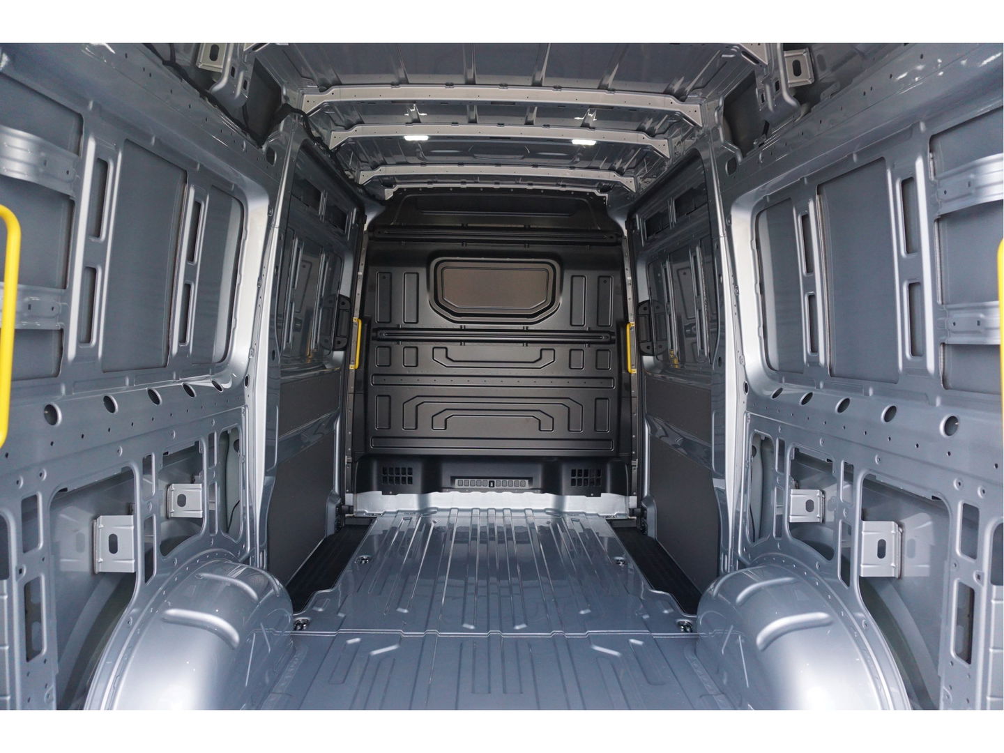 Volkswagen Crafter 35 177PK L3H3 AUT BPM VRIJ!! Navi, Cam, ACC, LED, 2x Schuifdeur, Dual Tone Lak!! NR. 873