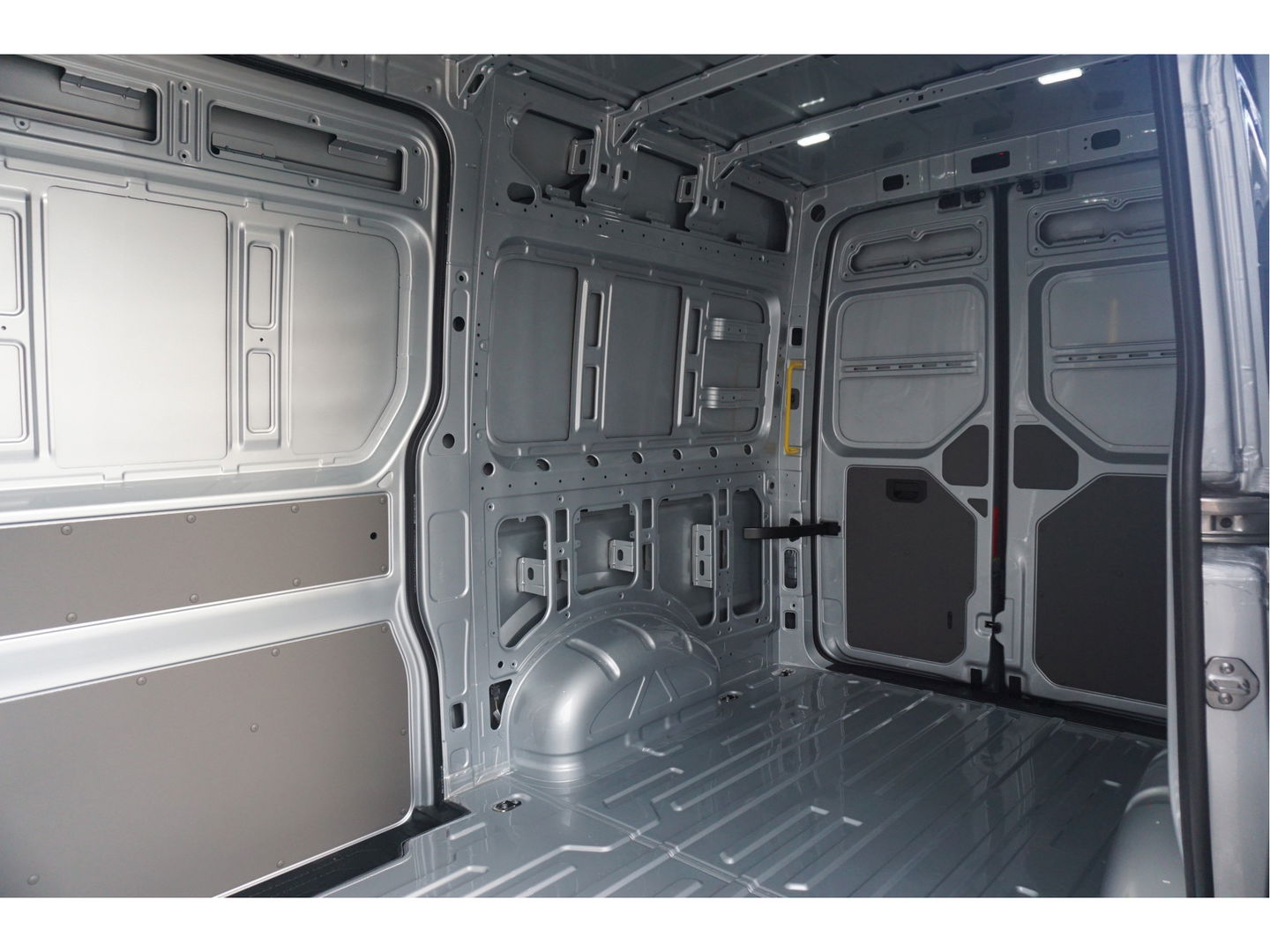 Volkswagen Crafter 35 177PK L3H3 AUT BPM VRIJ!! Navi, Cam, ACC, LED, 2x Schuifdeur, Dual Tone Lak!! NR. 873