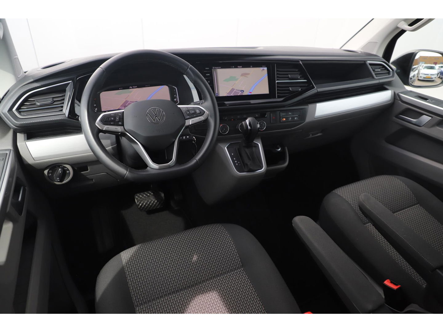 Volkswagen Transporter 2.0 TDI L2H1 DC Bulli 204PK DSG Automaat Virtual Cockpit 2X Elektrische Schuifdeur Full LED Navigatie Camera Adaptive Cruise Draadloos Carplay