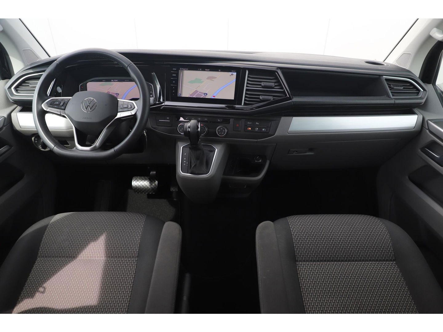 Volkswagen Transporter 2.0 TDI L2H1 DC Bulli 204PK DSG Automaat Virtual Cockpit 2X Elektrische Schuifdeur Full LED Navigatie Camera Adaptive Cruise Draadloos Carplay